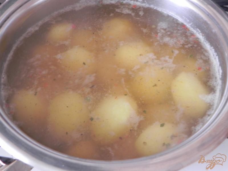 Фото приготовление рецепта: Отварной картофель со специями шаг №4