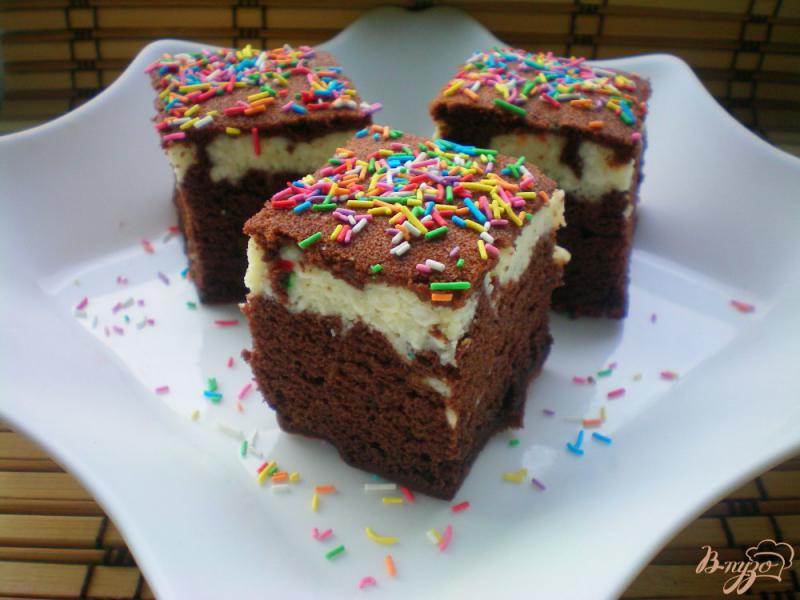 Фото приготовление рецепта: Шоколадное пирожное с творожной начинкой шаг №7