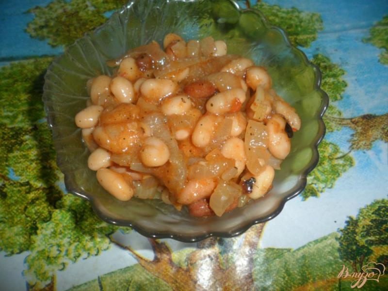 Фото приготовление рецепта: Фасоль с горшочке с луком и томатным соусом шаг №4