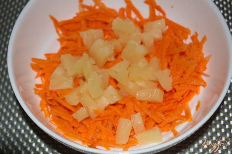 Фото приготовление рецепта: Салат морковный с курицей шаг №2
