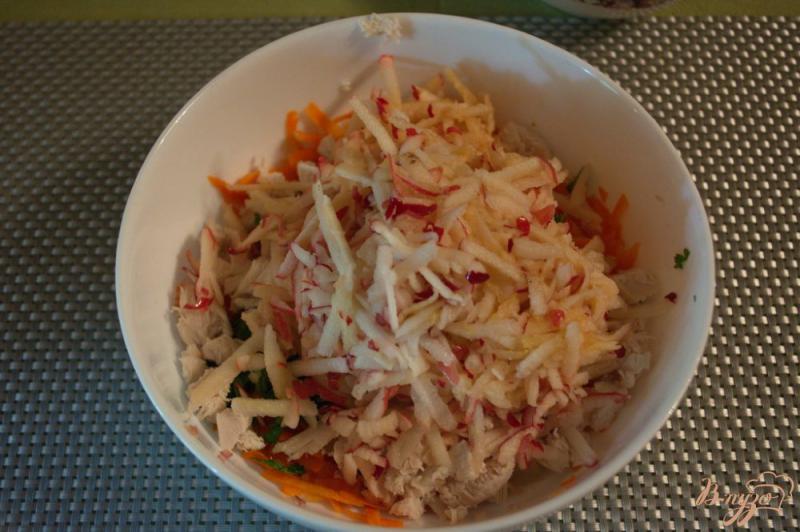 Фото приготовление рецепта: Салат морковный с курицей шаг №5