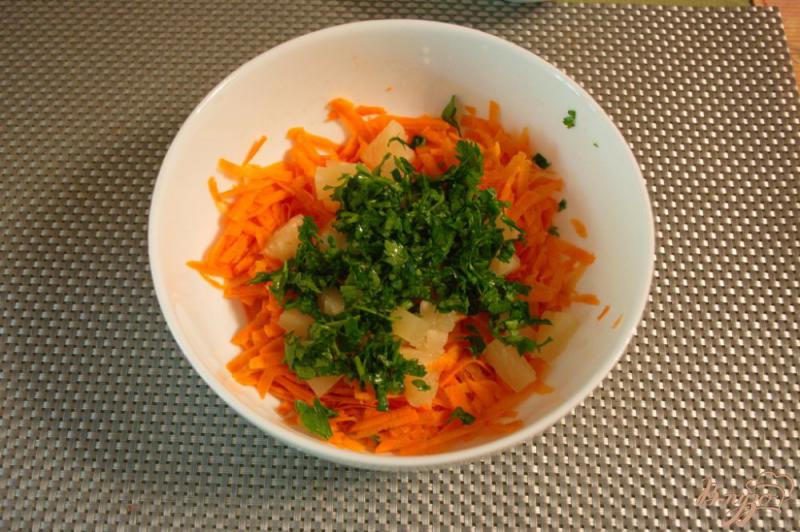 Фото приготовление рецепта: Салат морковный с курицей шаг №3