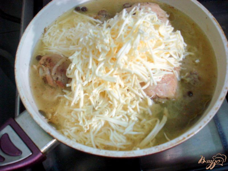Фото приготовление рецепта: Куриные голени в сырном соусе шаг №5