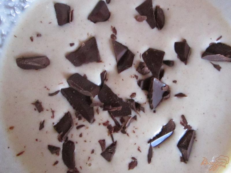 Фото приготовление рецепта: Манный пирог с кусочками шоколада шаг №3
