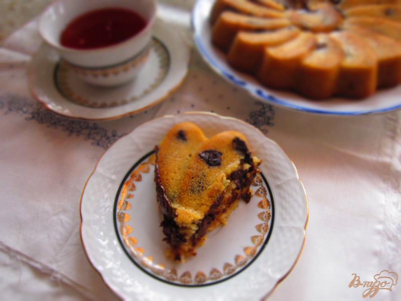 Фото приготовление рецепта: Манный пирог с кусочками шоколада шаг №5