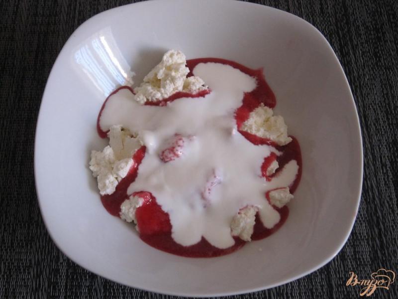 Фото приготовление рецепта: Тарталетки с ягодно-творожным кремом шаг №4