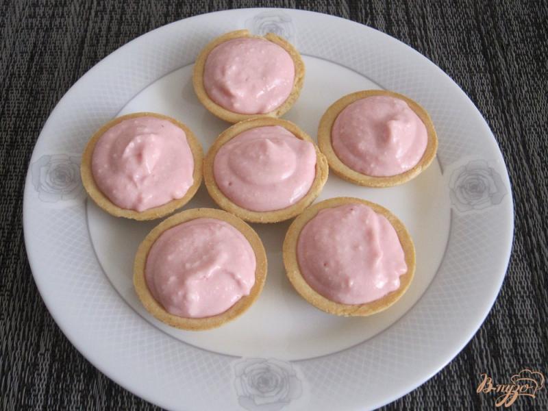 Фото приготовление рецепта: Тарталетки с ягодно-творожным кремом шаг №6