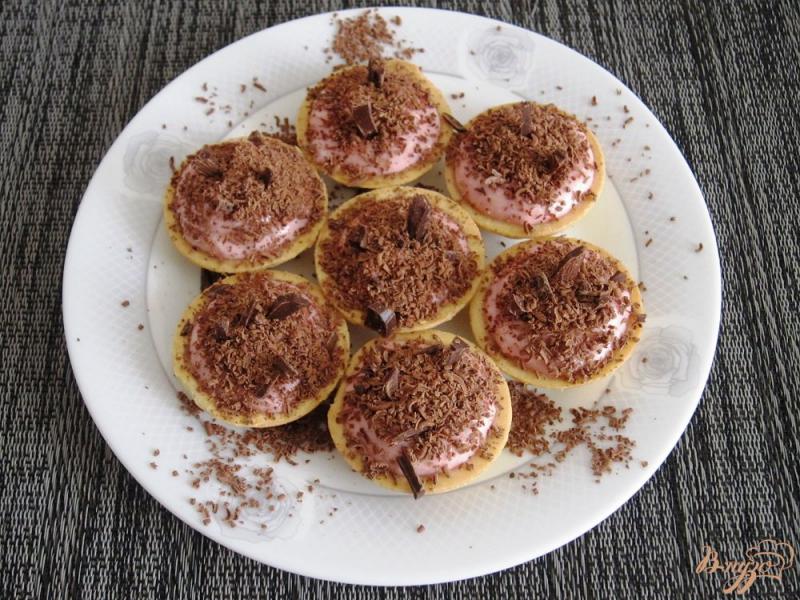 Фото приготовление рецепта: Тарталетки с ягодно-творожным кремом шаг №8