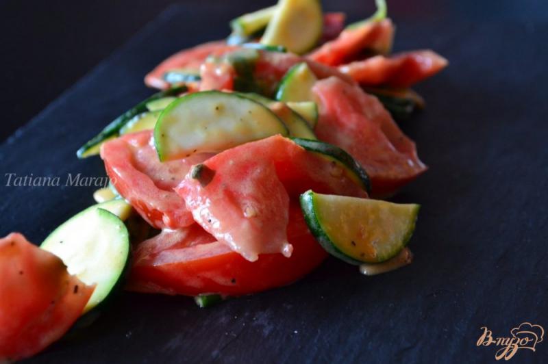Фото приготовление рецепта: Салат с помидорами и цукини шаг №3