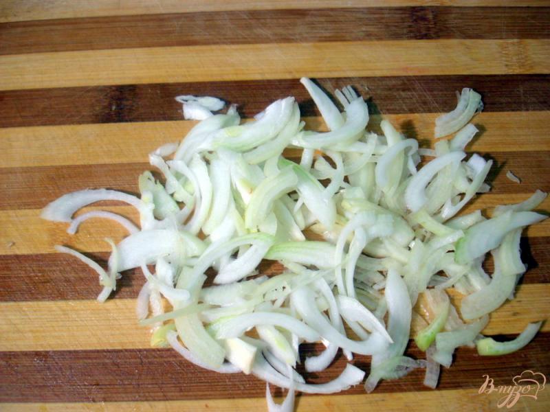 Фото приготовление рецепта: Салат с колбасой шаг №4