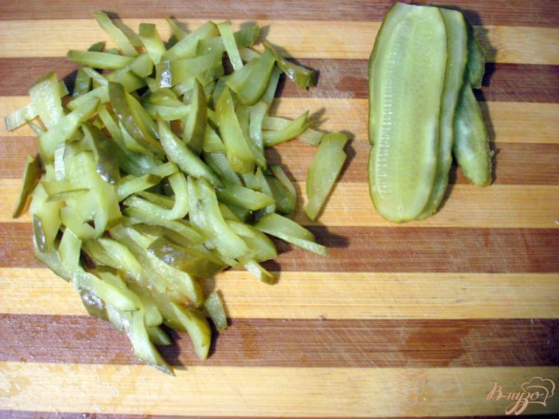 Фото приготовление рецепта: Салат с колбасой шаг №3