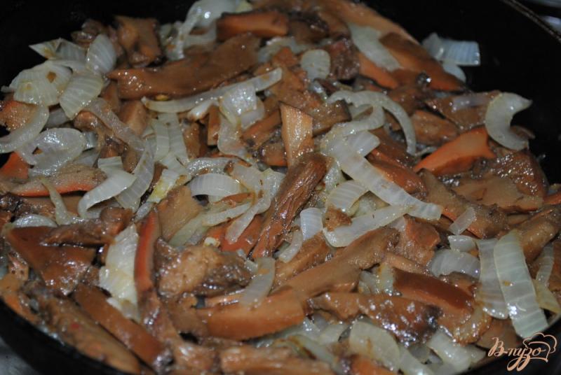 Фото приготовление рецепта: Пикантные макароны с грибами-вешенками шаг №7