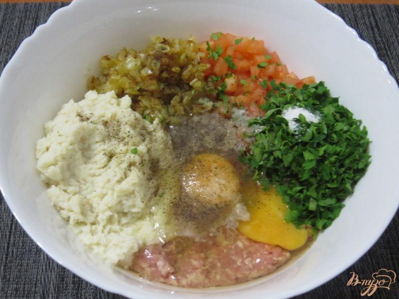 Фото приготовление рецепта: Котлеты с помидорами, рисом и кабачками шаг №5