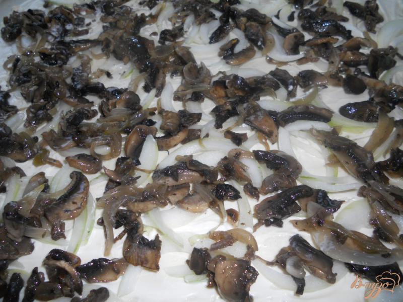Фото приготовление рецепта: Пицца с жареными грибами шаг №3