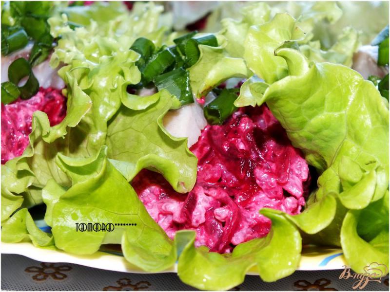Фото приготовление рецепта: Закусочный салат со свеклой и сельдью шаг №4