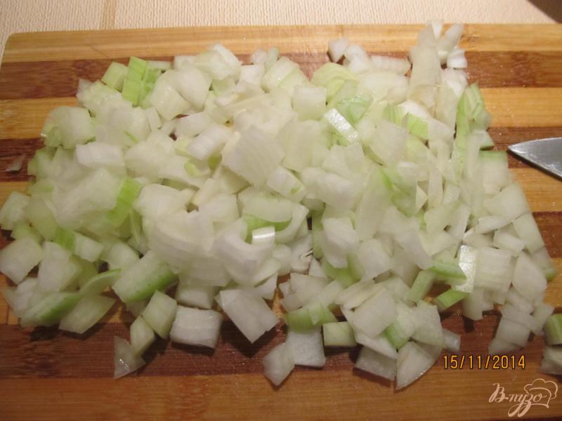 Фото приготовление рецепта: Вареная картошка кусочками с подчеревком и луком шаг №2