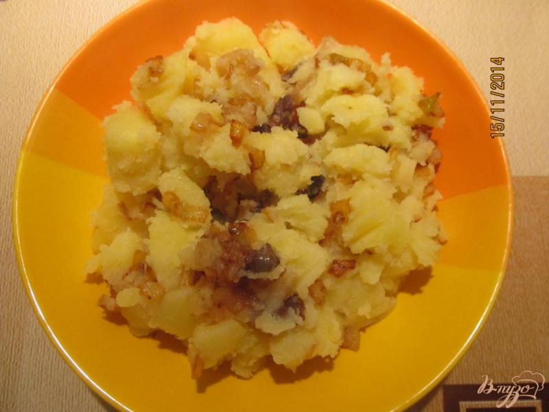 Фото приготовление рецепта: Вареная картошка кусочками с подчеревком и луком шаг №6