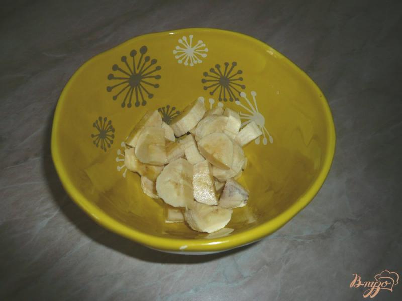 Фото приготовление рецепта: Ягодно-банановый десерт шаг №2