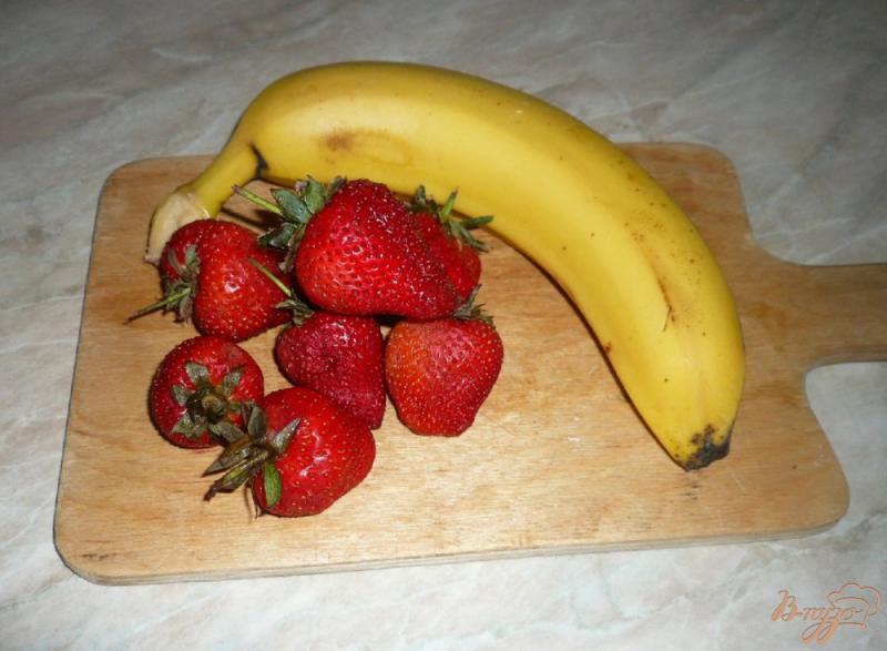 Фото приготовление рецепта: Ягодно-банановый десерт шаг №1