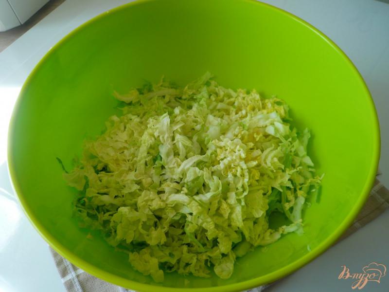Фото приготовление рецепта: Салат с крабовыми палочками и болгарским перцем шаг №2