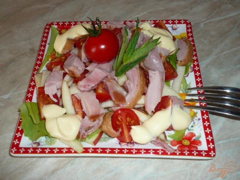 Фото приготовление рецепта: Салат с копченым куриным мясом и черри шаг №7