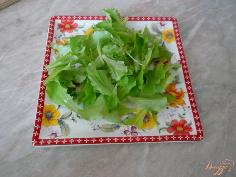 Фото приготовление рецепта: Салат с копченым куриным мясом и черри шаг №2