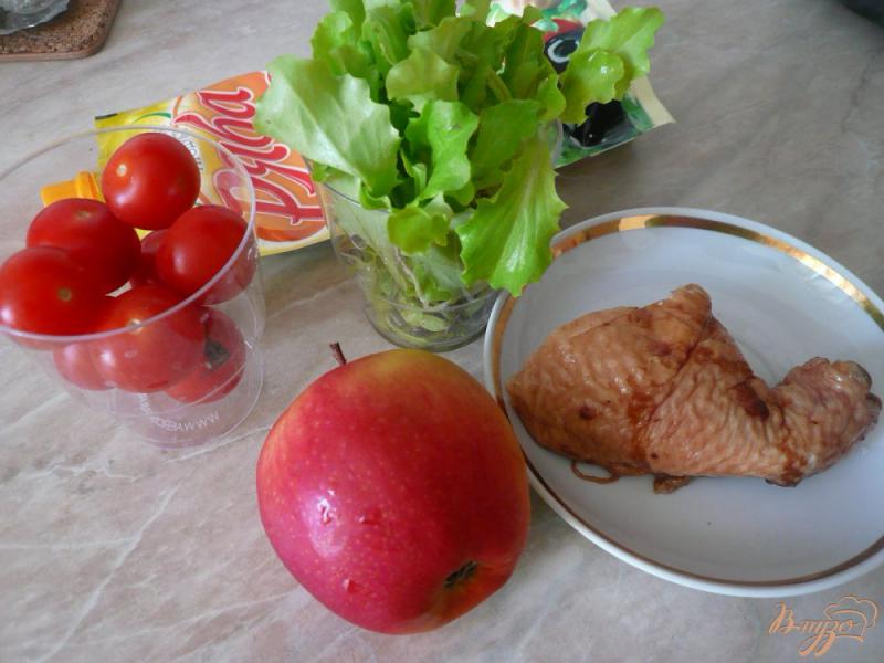 Фото приготовление рецепта: Салат с копченым куриным мясом и черри шаг №1