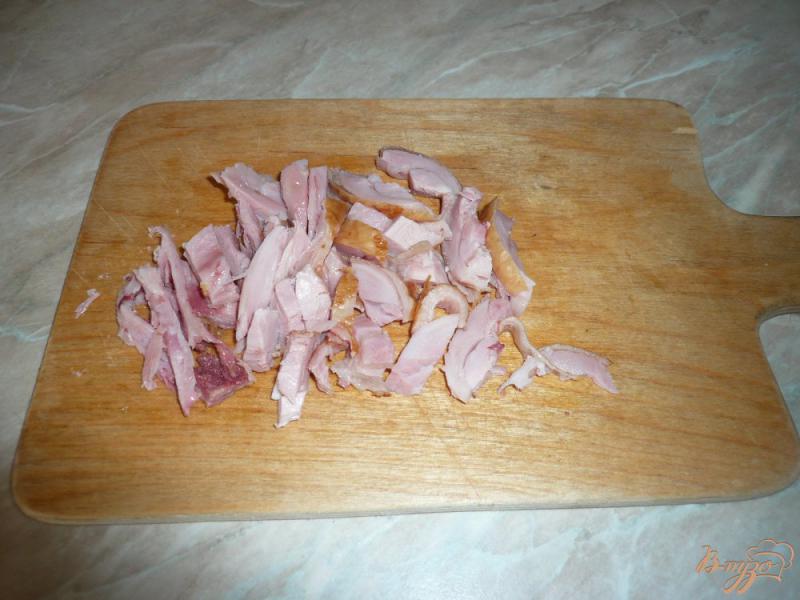 Фото приготовление рецепта: Салат с копченым куриным мясом и черри шаг №6