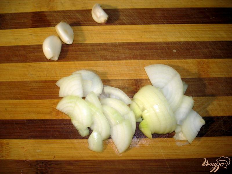 Фото приготовление рецепта: Куриные крылышки в соусе с овощами шаг №2