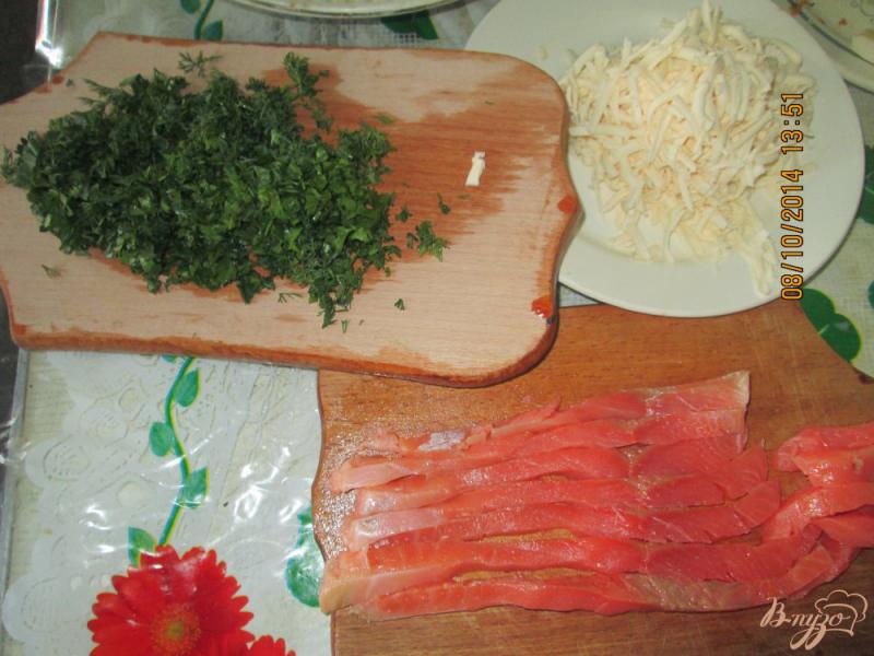 Фото приготовление рецепта: Блины с семгой и плавленым сыром шаг №2