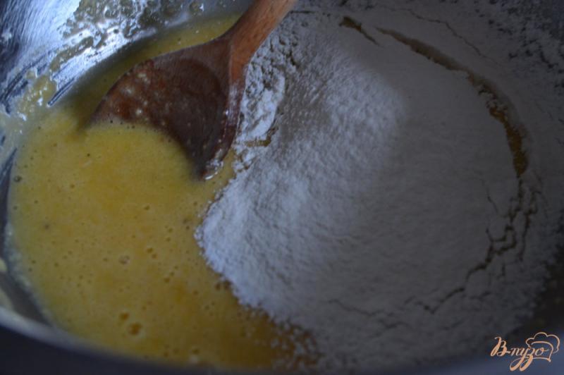 Фото приготовление рецепта: Пирог с вишневой начинкой и меренгой шаг №4