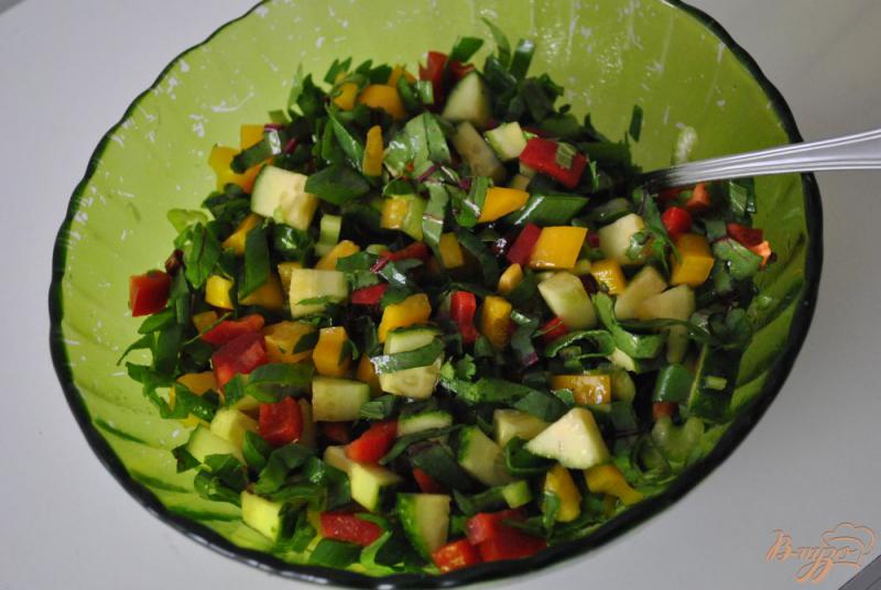Фото приготовление рецепта: Салат из перцев и зелени шаг №4