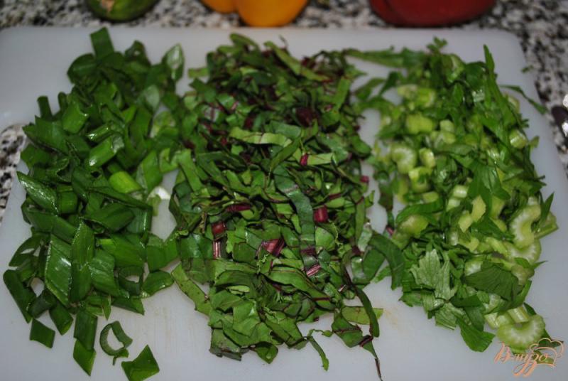 Фото приготовление рецепта: Салат из перцев и зелени шаг №2