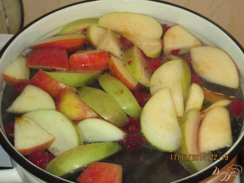 Фото приготовление рецепта: Компот с грушами, яблоками и малиной шаг №3