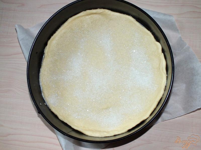 Фото приготовление рецепта: Узорчатый пирог с сахаром шаг №5
