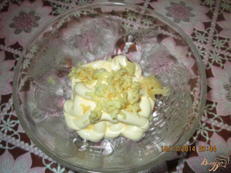 Фото приготовление рецепта: Салат из свеклы  и чесноком шаг №2