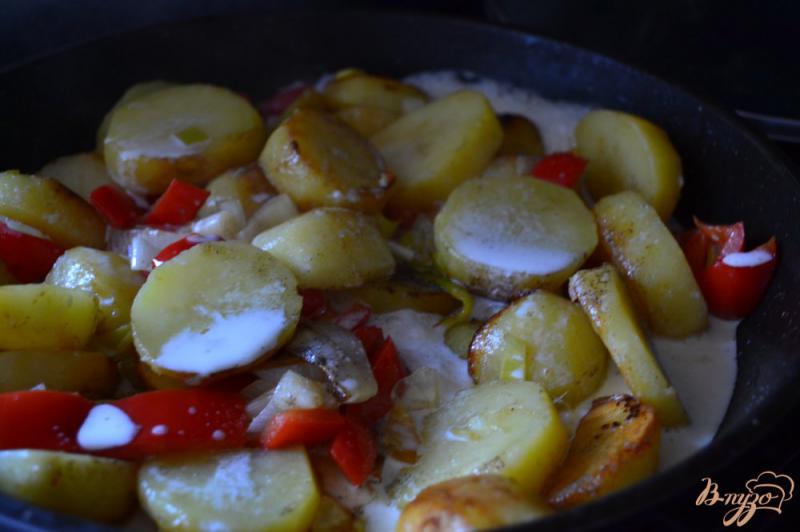 Фото приготовление рецепта: Картофель со сладким перцем и пореем шаг №4