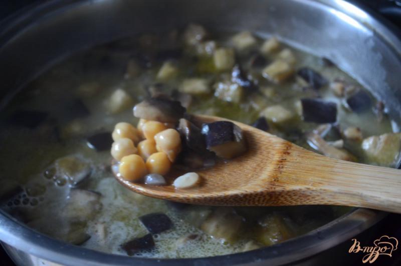 Фото приготовление рецепта: Сливочный суп с баклажанами, грибами и нутом шаг №4