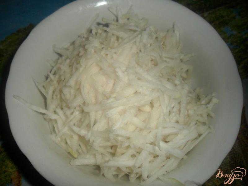 Фото приготовление рецепта: Салат с белой редьки шаг №1