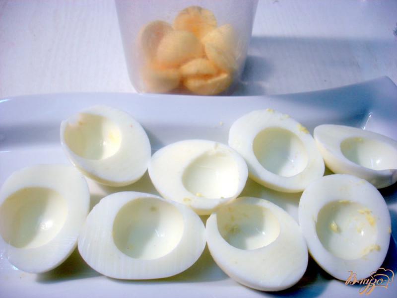 Фото приготовление рецепта: Яйца фаршированные луком и грибами шаг №4