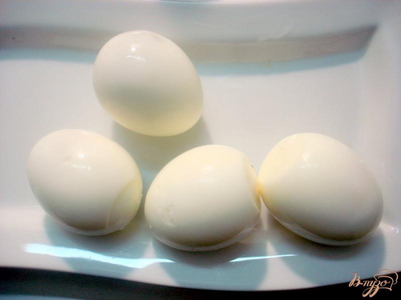 Фото приготовление рецепта: Яйца фаршированные луком и грибами шаг №1