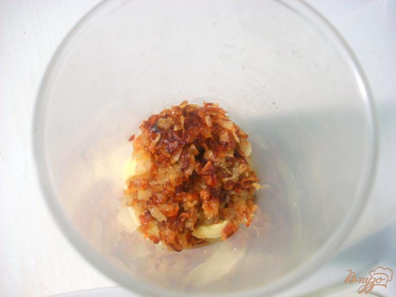 Фото приготовление рецепта: Яйца фаршированные луком и грибами шаг №5