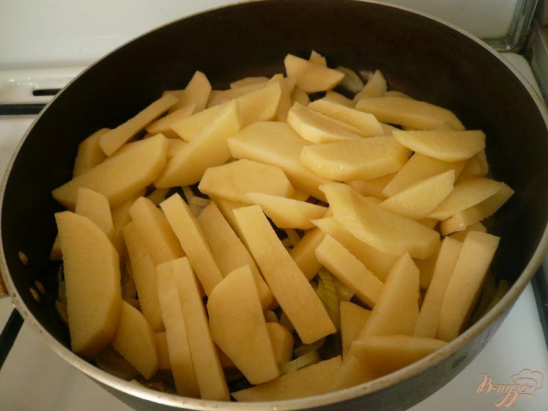 Фото приготовление рецепта: Картофель с луком и укропом шаг №4