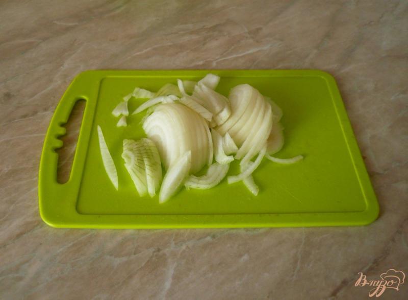 Фото приготовление рецепта: Картофель с луком и укропом шаг №2