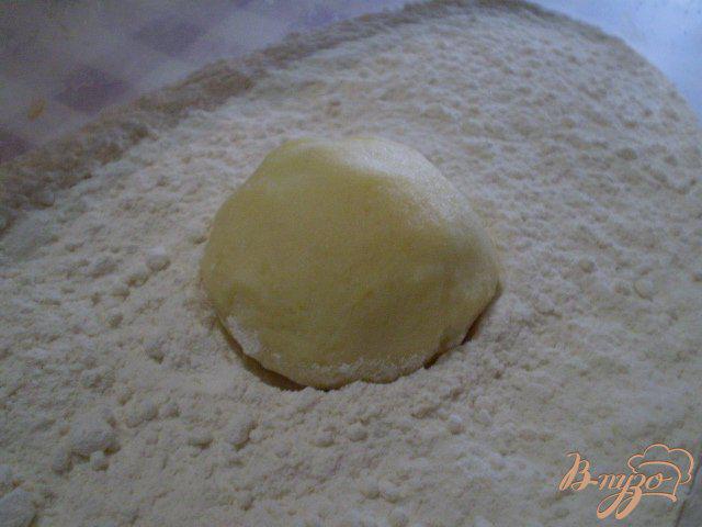 Фото приготовление рецепта: Зразы картофельные с твердым сыром и луком шаг №3