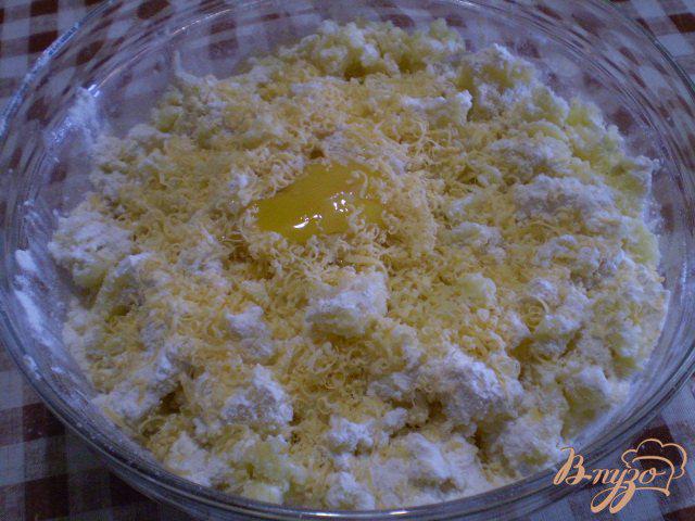 Фото приготовление рецепта: Зразы картофельные с твердым сыром и луком шаг №2