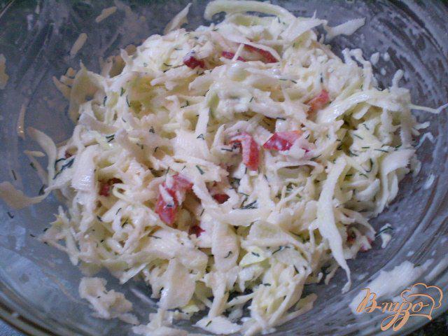 Фото приготовление рецепта: Капустный салат с болгарским перцем и укропом шаг №5