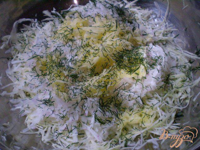 Фото приготовление рецепта: Салат капустный с редькой и яблоком шаг №6
