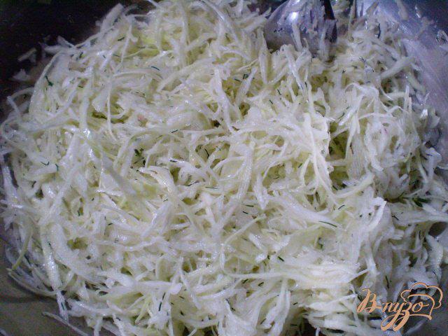 Фото приготовление рецепта: Салат капустный с редькой и яблоком шаг №7