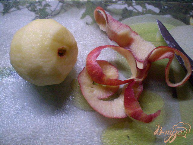 Фото приготовление рецепта: Салат капустный с редькой и яблоком шаг №4